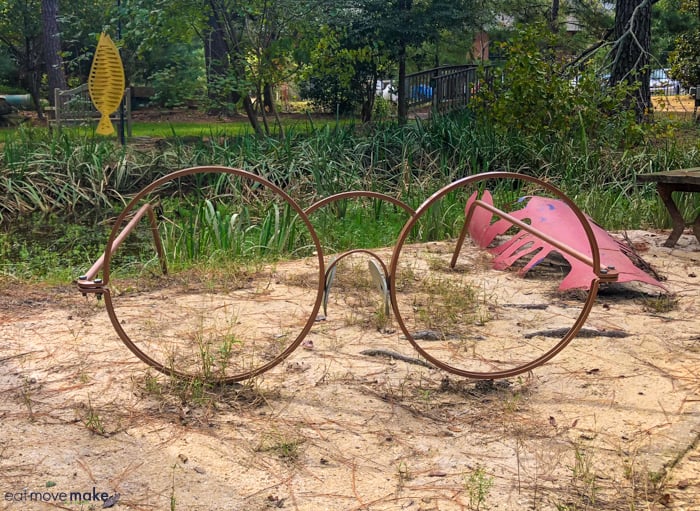 sculpture of eyeglasses