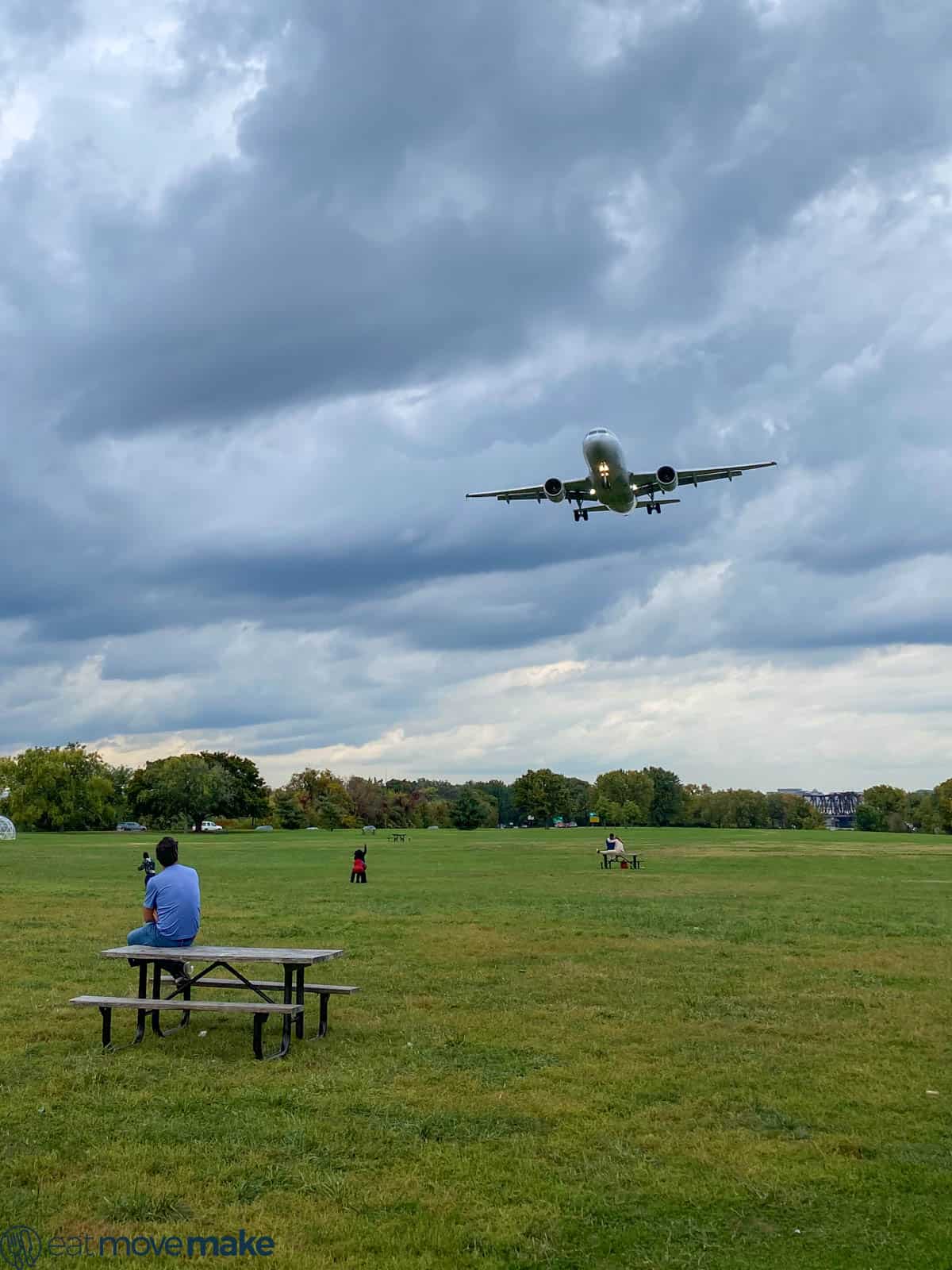 Gravelly Point Park with airplane in sky