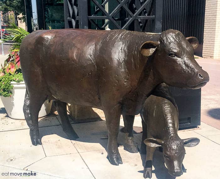 A statue of a cow