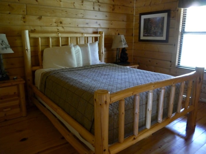 White Oak Lodge Resort cabin bedroom