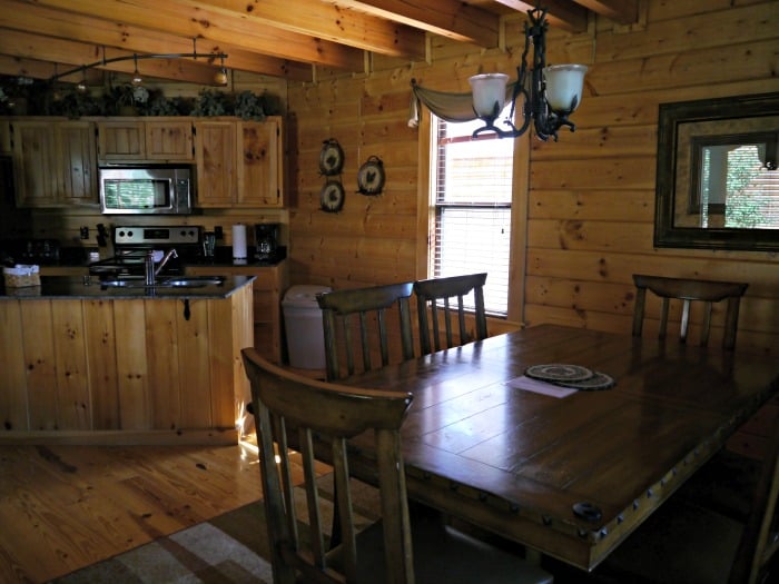 White Oak Lodge Resort kitchen and dining room