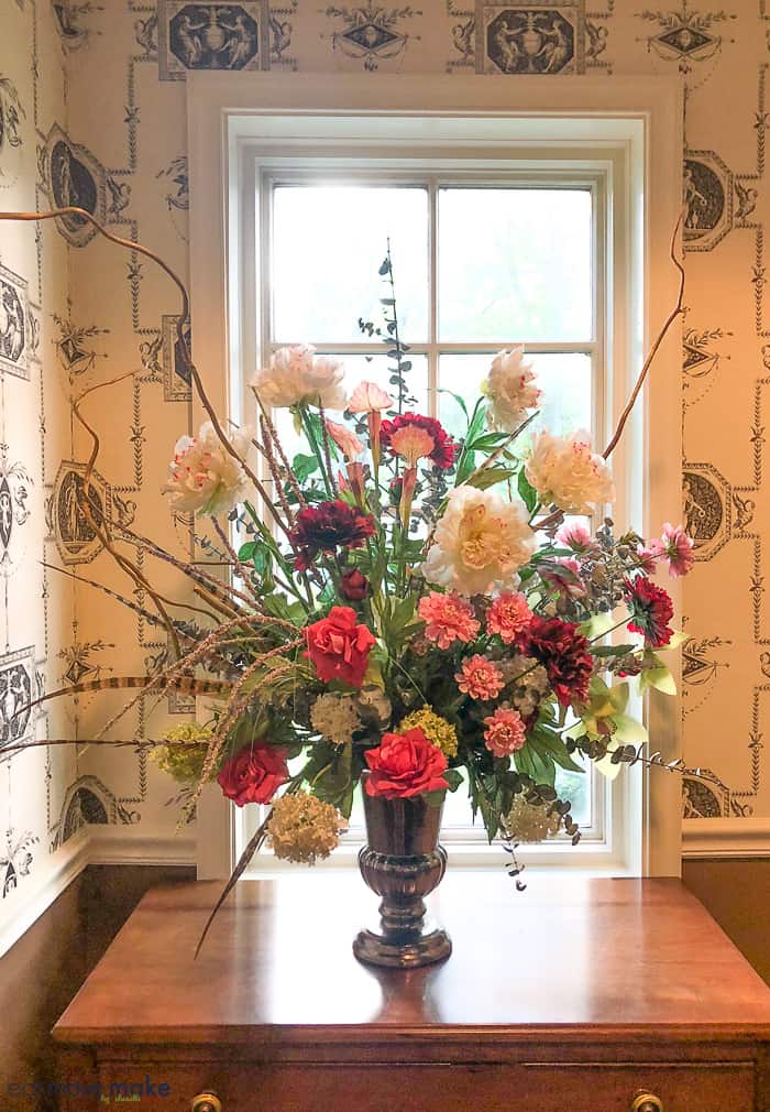 A vase of flowers on a table