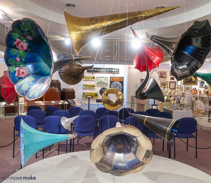 A victrola horn art display in a room